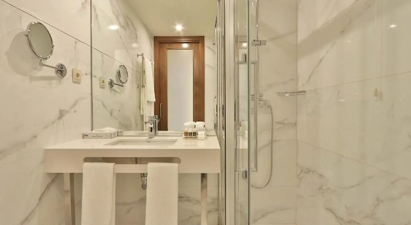 TURIM Iberia Hotel Badezimmer