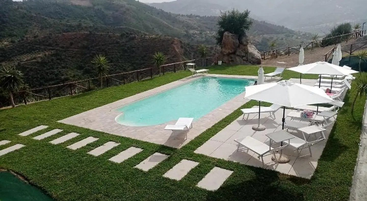 Mama Lina OUTDOOR_POOL