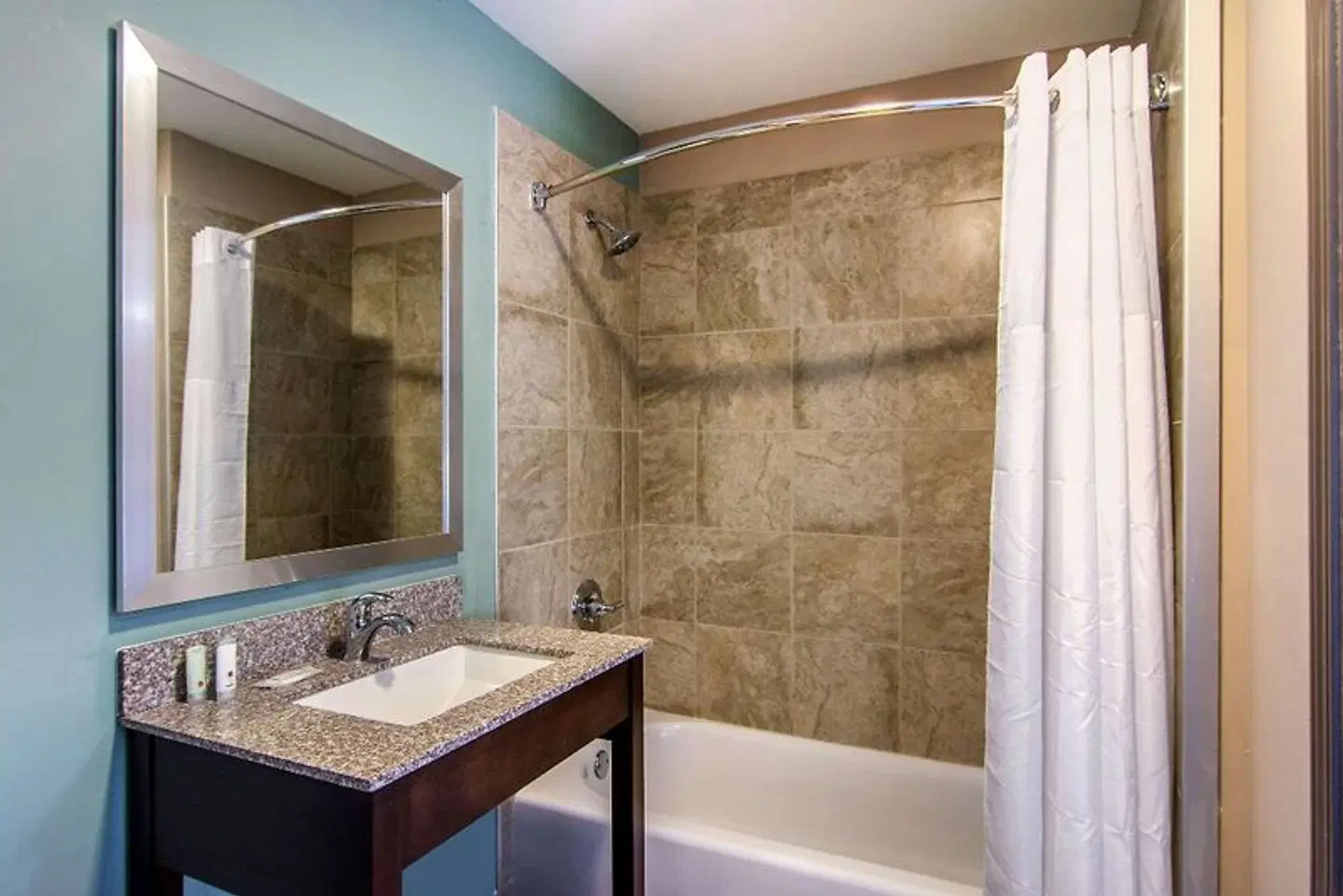 Clarion Inn & Suites Atlanta Downtown Badezimmer