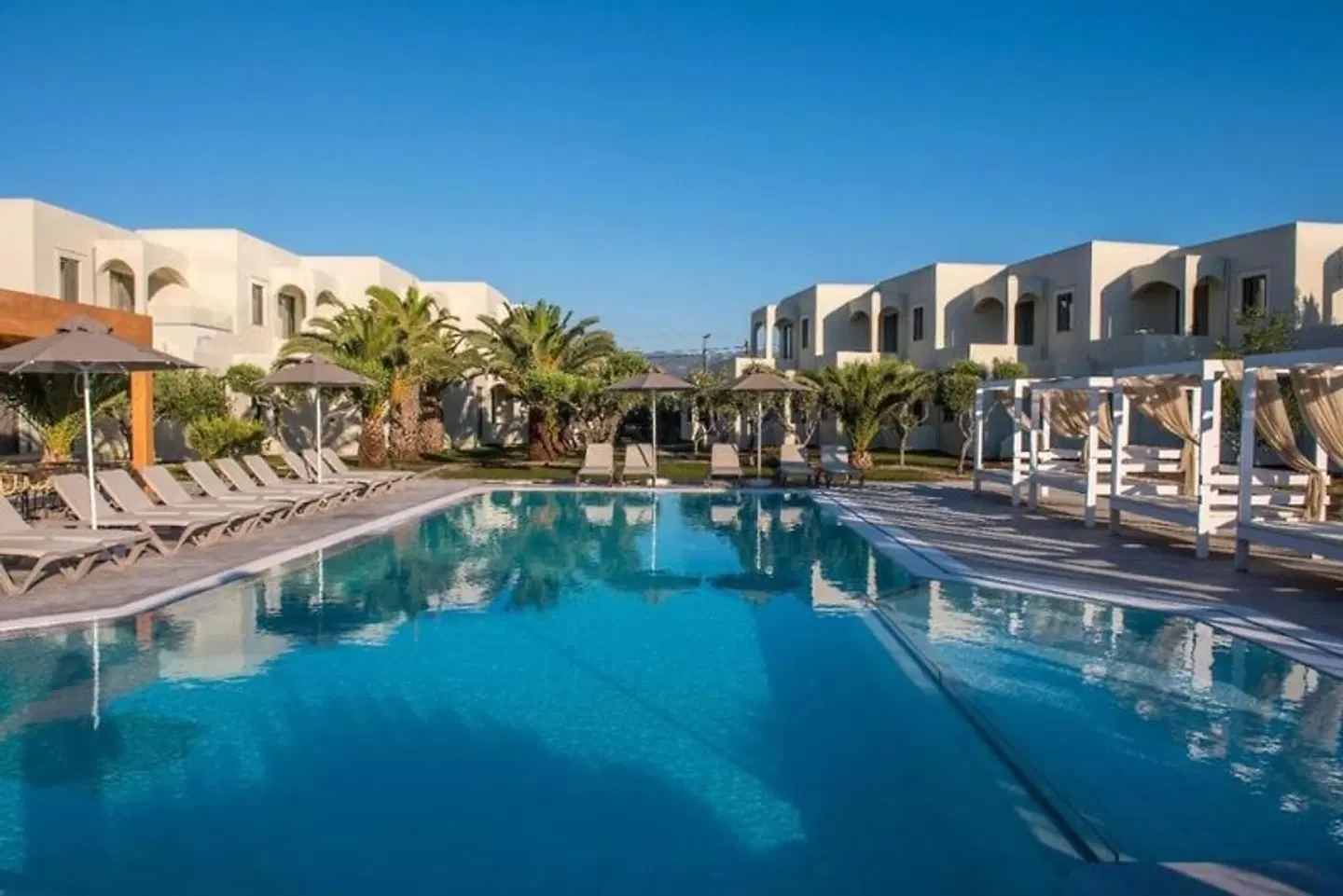 Malena Hotel & Suites OUTDOOR_POOL