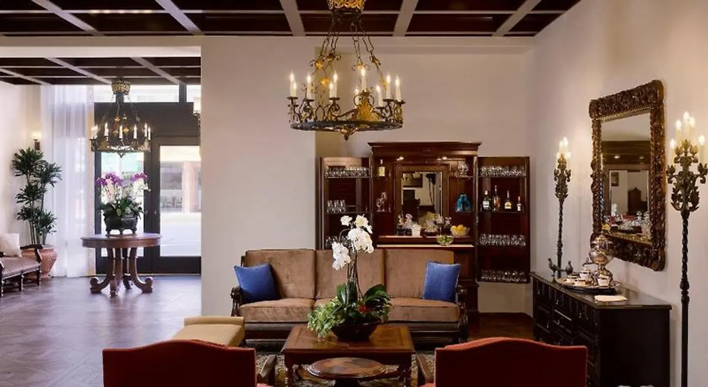 Plaza la Reina Bar
