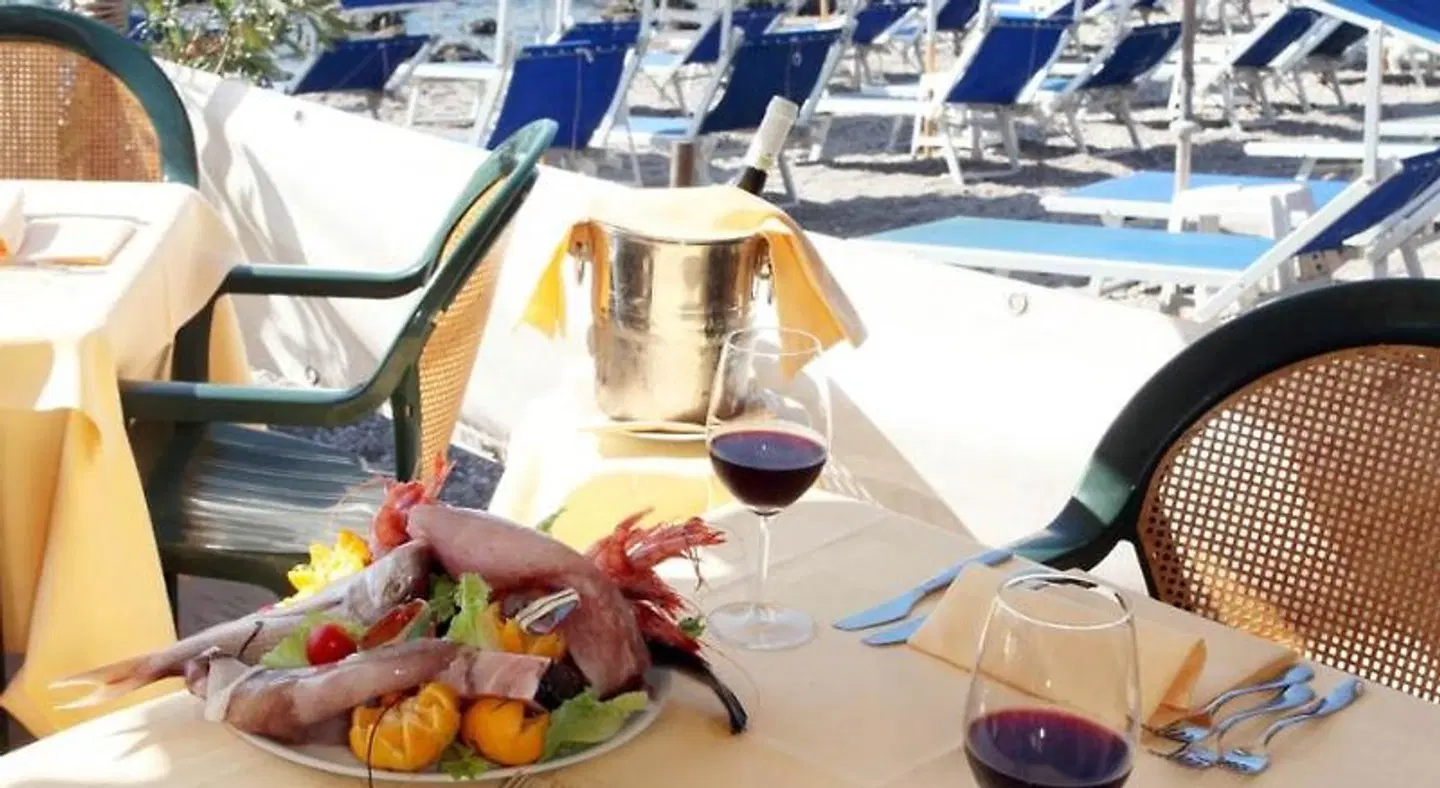 Mendolia Beach Hotel Restaurant