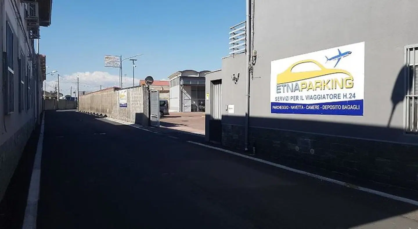 Etna Parking EXTERIOR