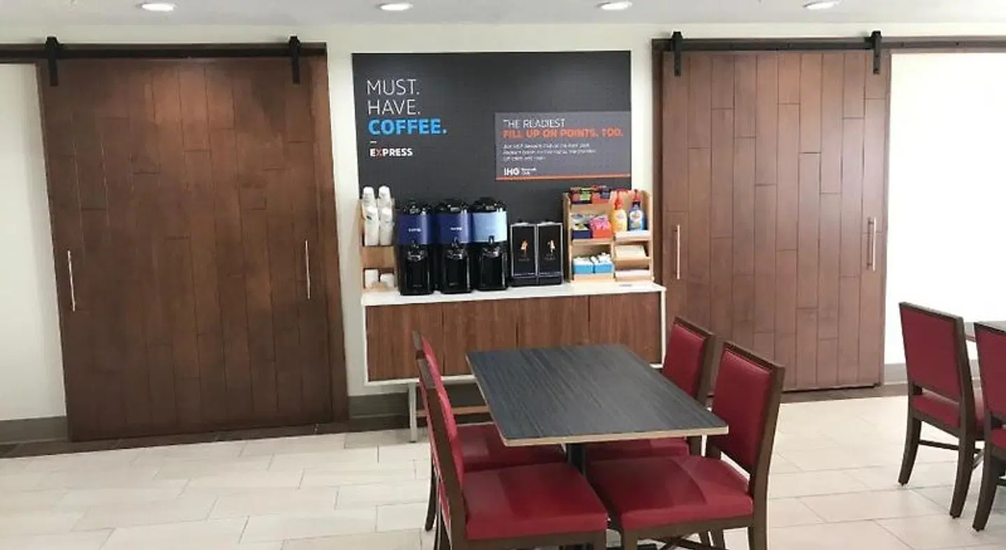 Holiday Inn Express Orlando - South Davenport Bar