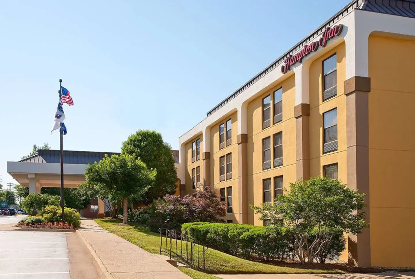 Hampton Inn Alexandria EXTERIOR