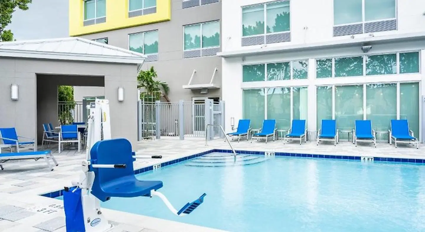 Holiday Inn Express & Suites Doral - Miami by IHG Hallenbad