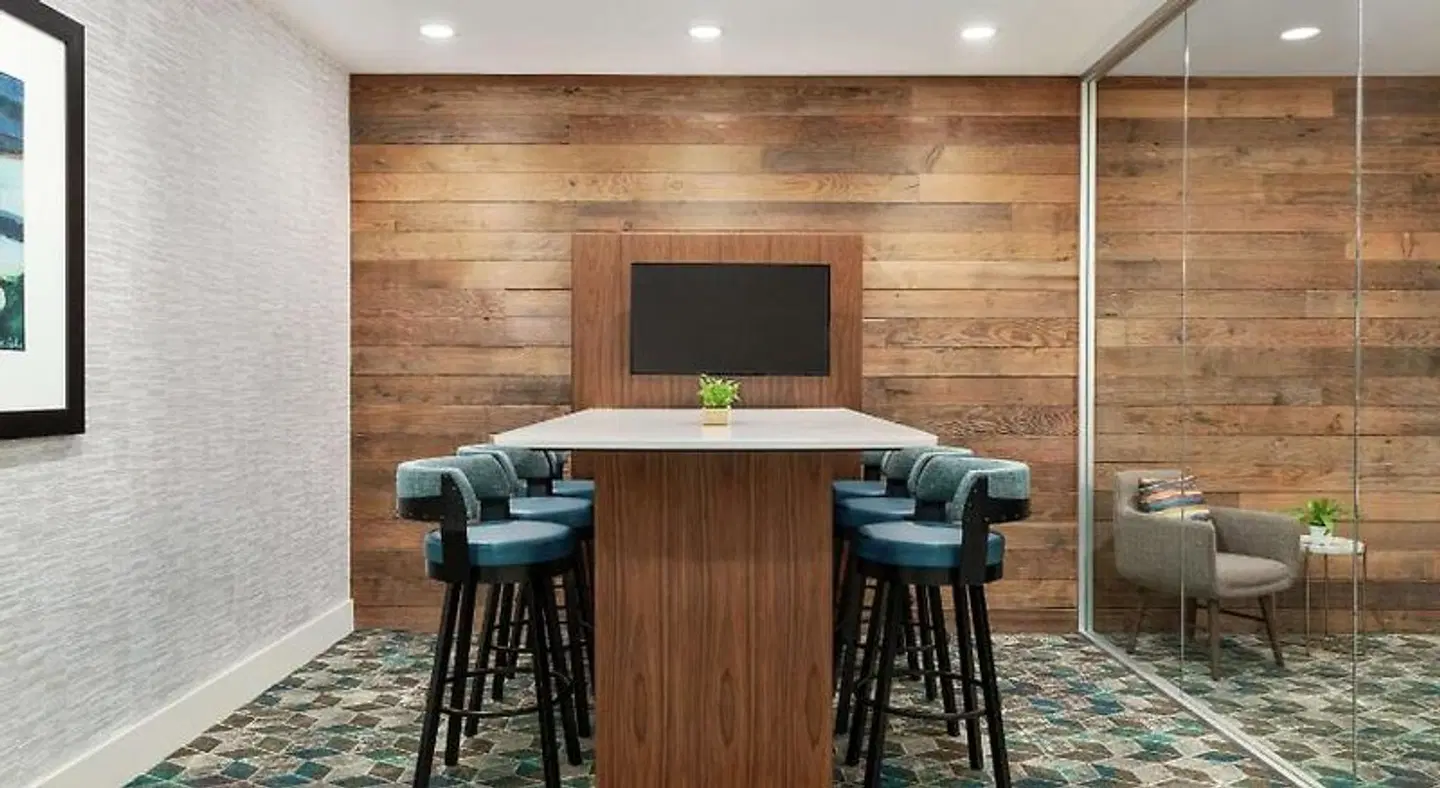 Hilton Garden Inn Seattle Airport Bar