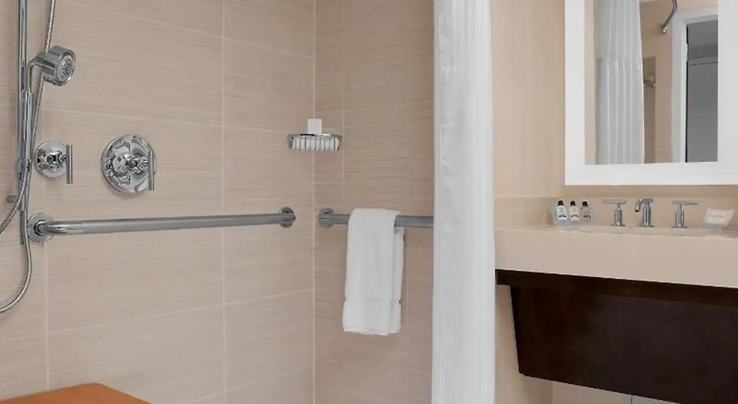 Hilton Garden Inn New York/Times Square Central Badezimmer
