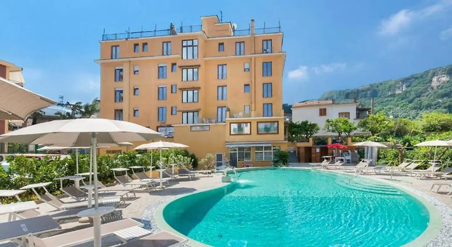 Leone OUTDOOR_POOL