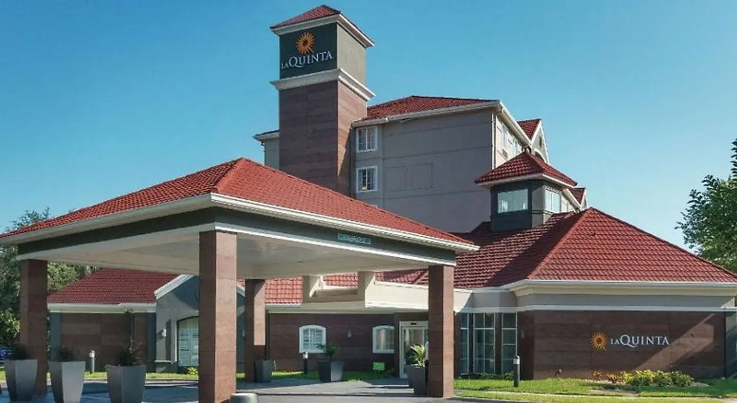 La Quinta Inn & Suites by Wyndham Orlando UCF EXTERIOR