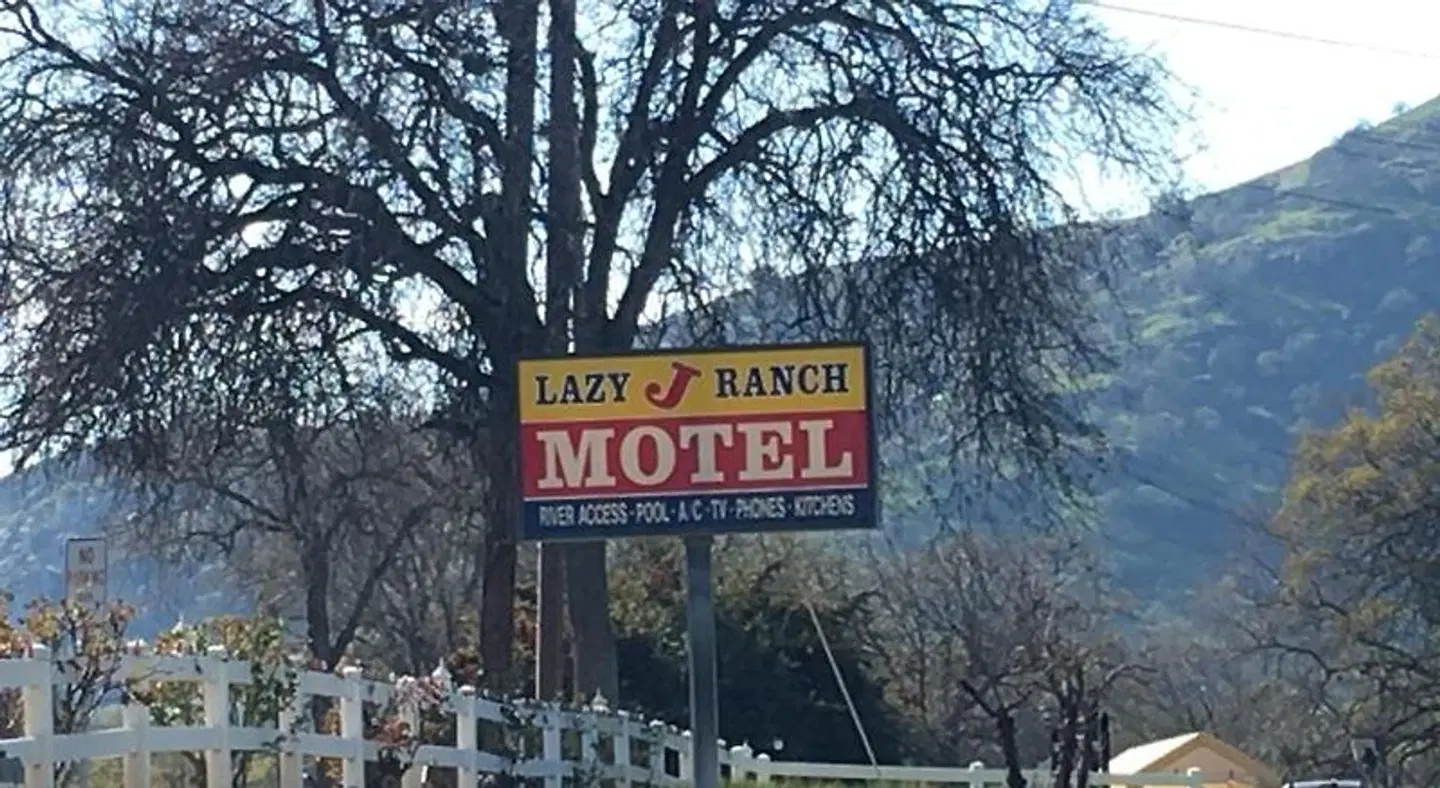 Lazy J Ranch Motel EXTERIOR