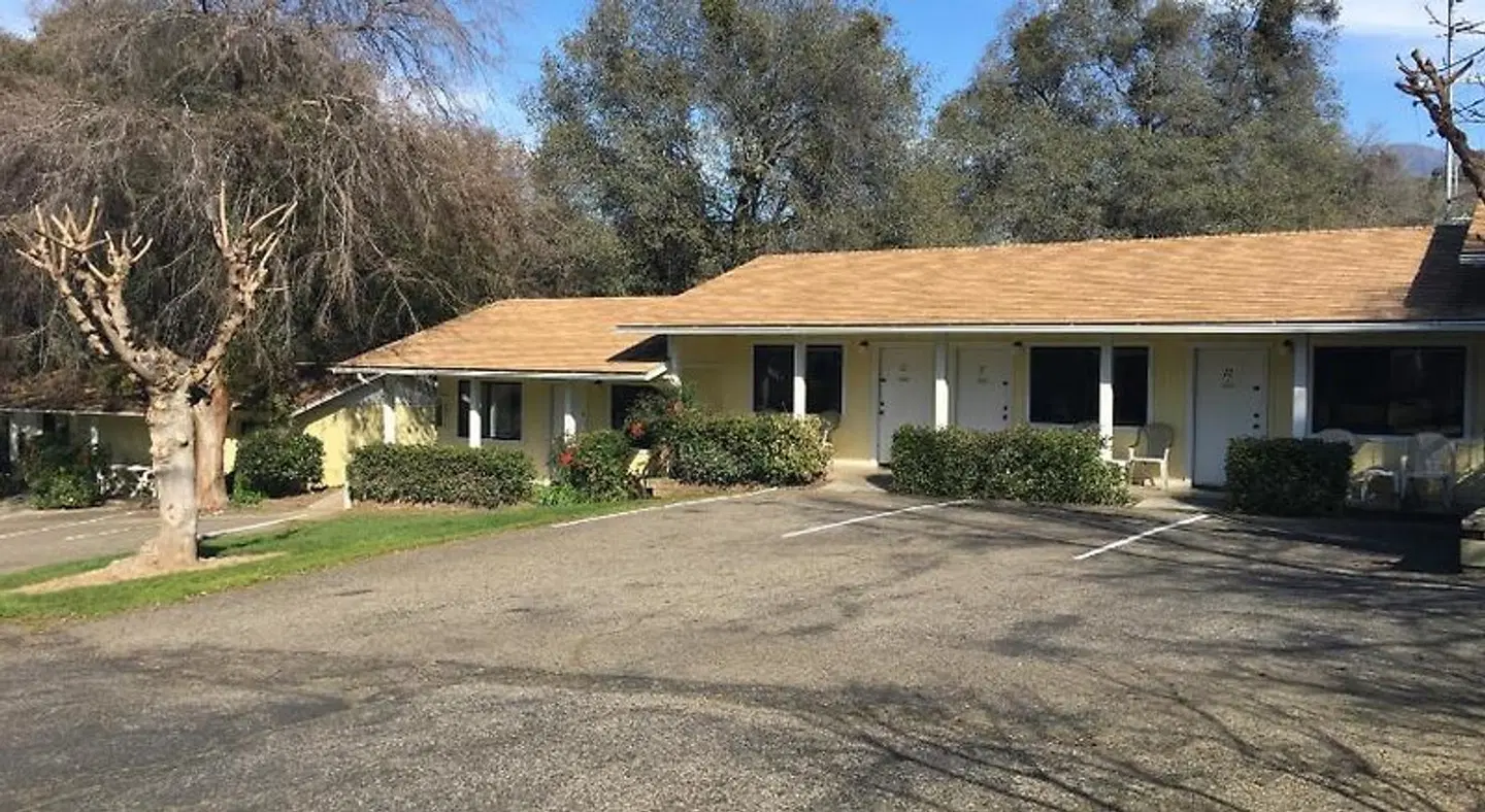Lazy J Ranch Motel EXTERIOR