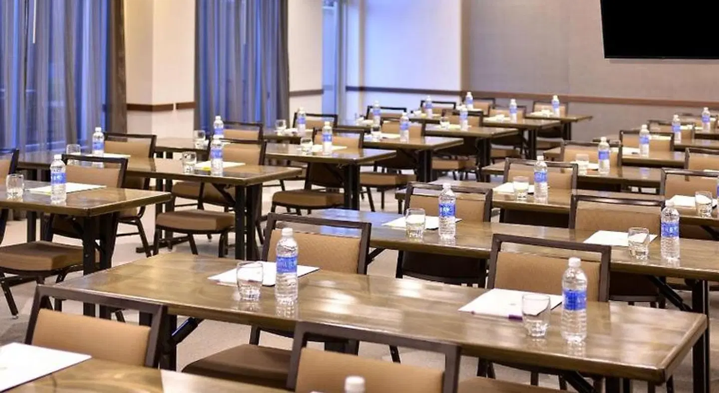 Hyatt Place Garden City Restaurant