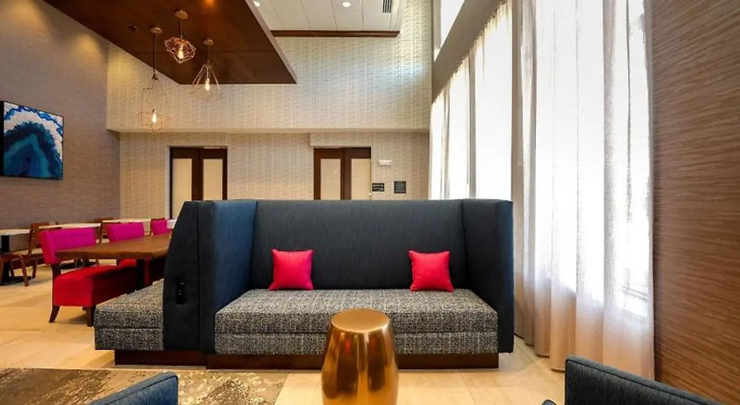 Hampton Inn & Suites Aurora South LOUNGE_LOBBY