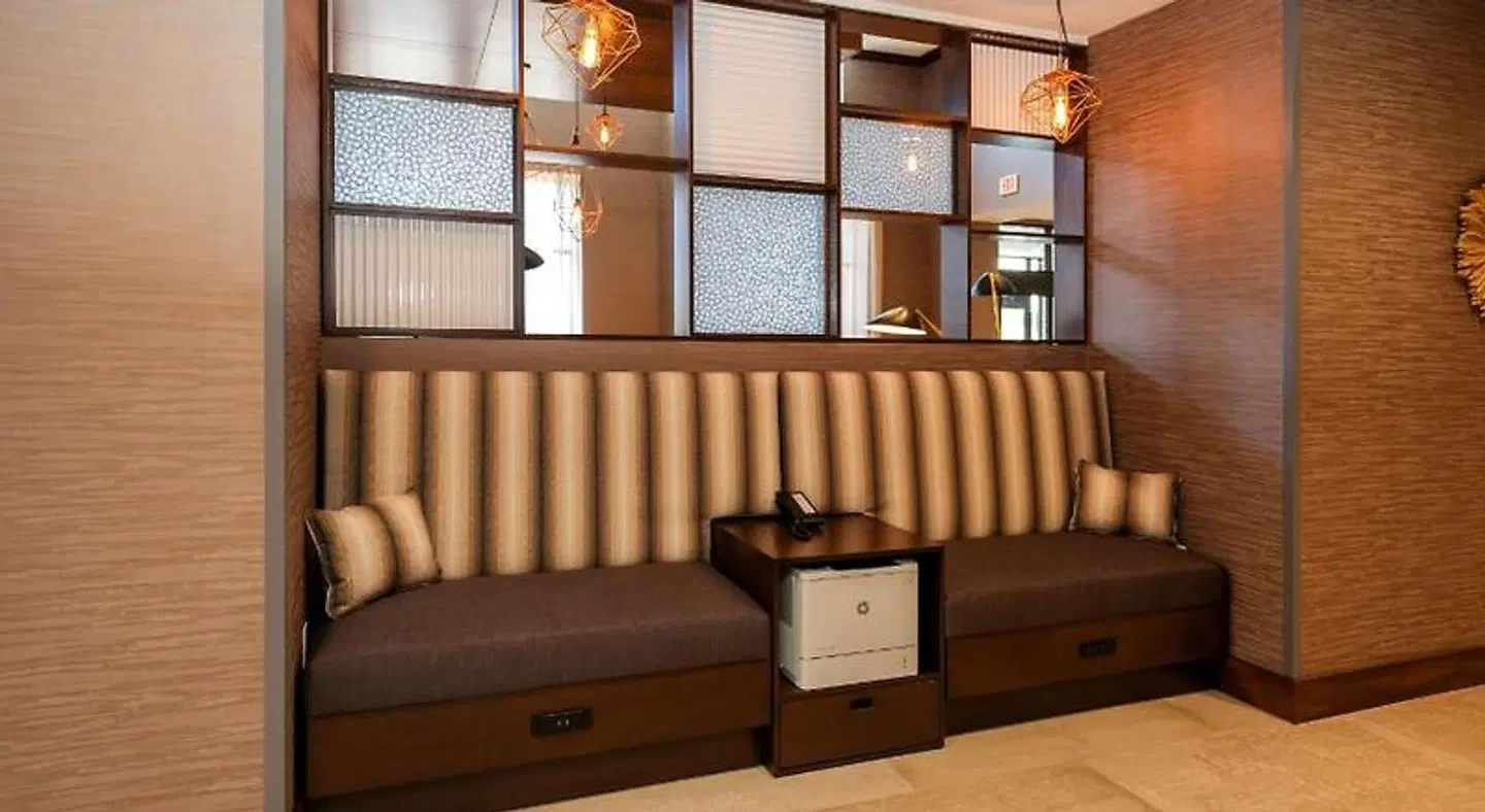 Hampton Inn & Suites Aurora South LOUNGE_LOBBY