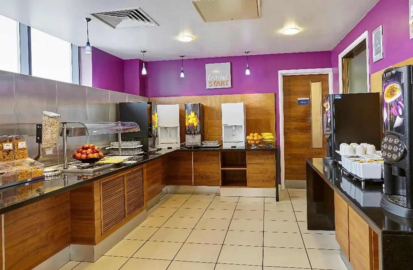 Holiday Inn Express London - Newbury Park LOUNGE_LOBBY