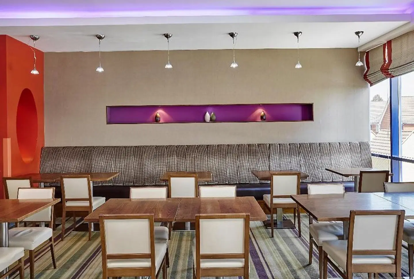 Holiday Inn Express London - Newbury Park Bar