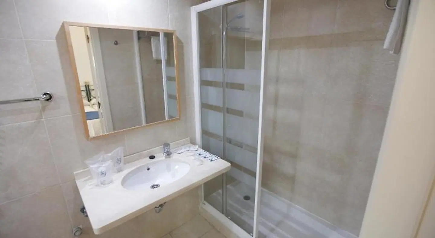 Málaga Hotel Eliseos Badezimmer