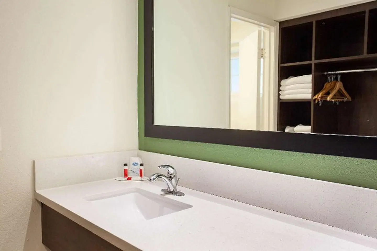 Travelodge Inn & Suites by Wyndham Anaheim on Disneyland Dr Badezimmer