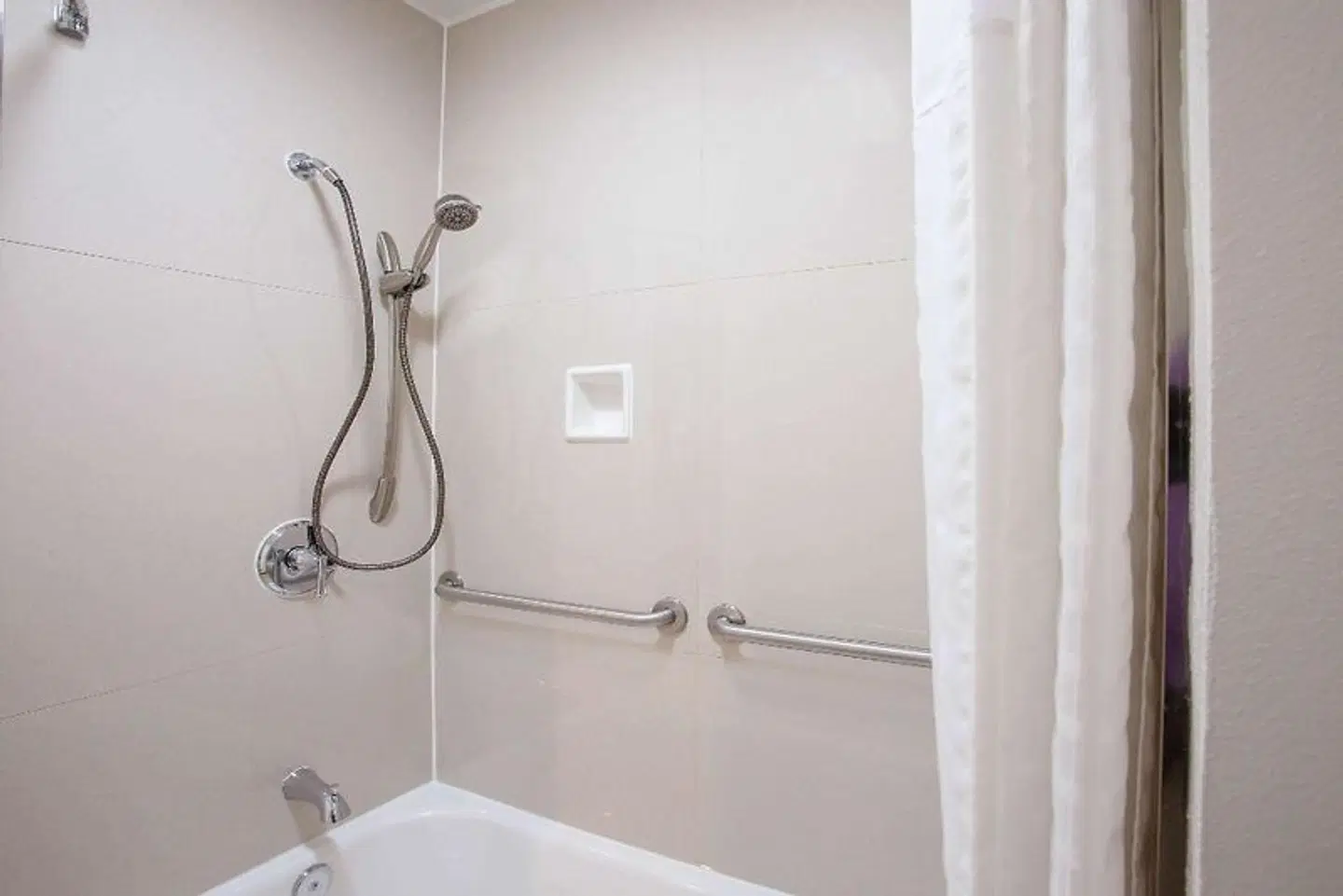 Travelodge Inn & Suites by Wyndham Anaheim on Disneyland Dr Badezimmer