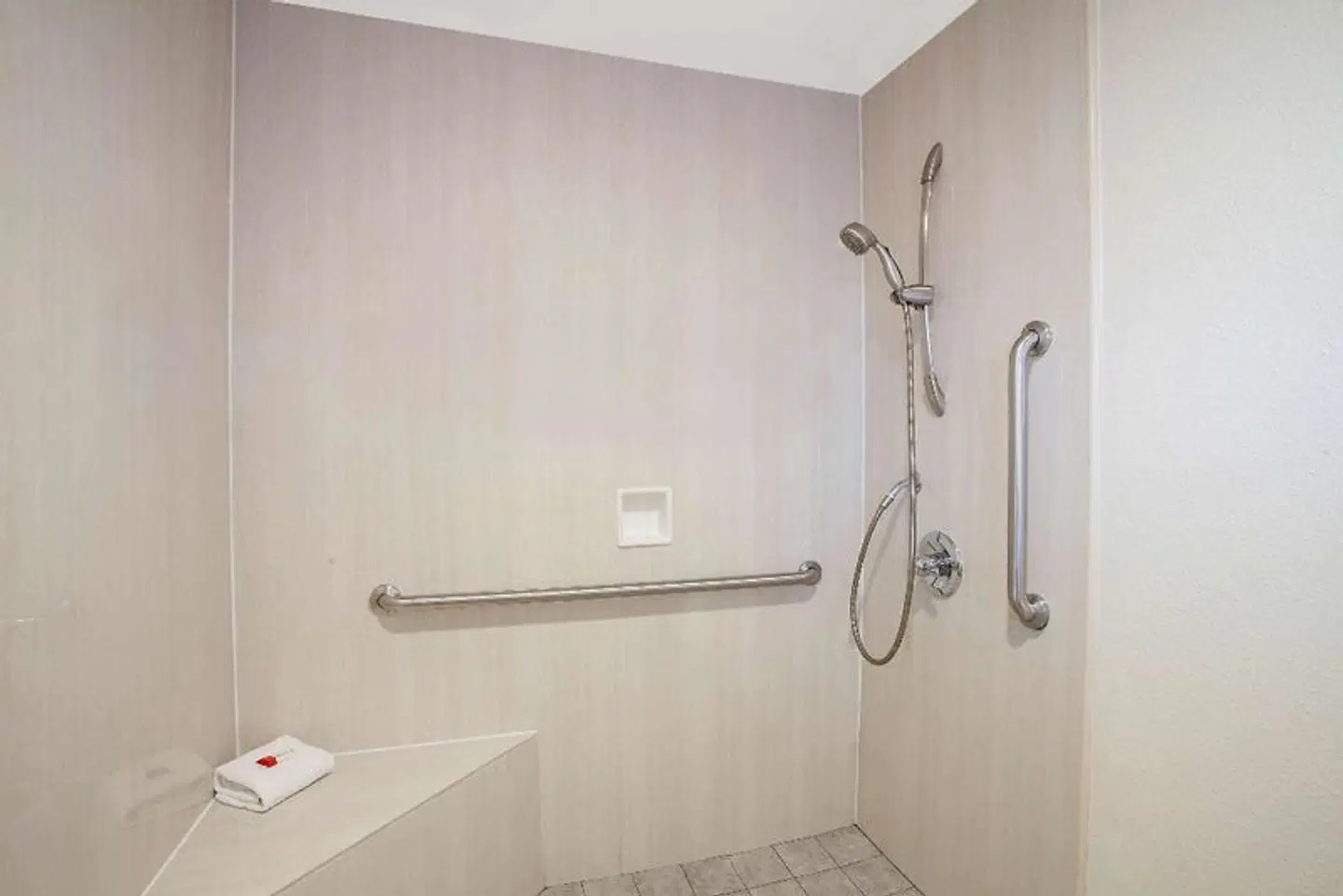 Travelodge Inn & Suites by Wyndham Anaheim on Disneyland Dr Badezimmer