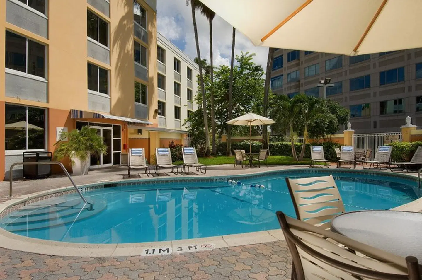 Holiday Inn Express Miami Airport Doral Area by IHG OUTDOOR_POOL