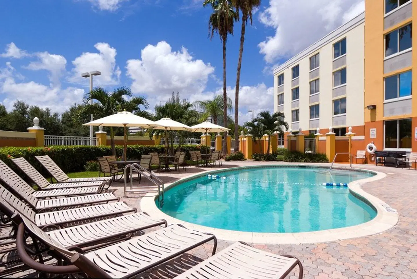 Holiday Inn Express Miami Airport Doral Area by IHG OUTDOOR_POOL