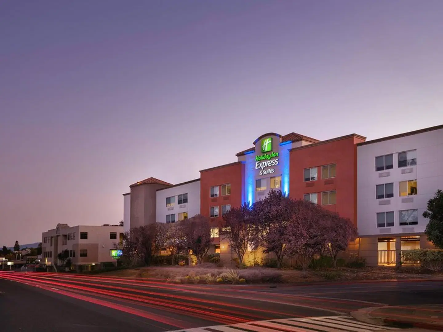 Holiday Inn Express & Suites Belmont by IHG EXTERIOR