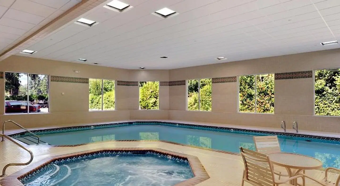 Ramada by Wyndham Olympia Hallenbad
