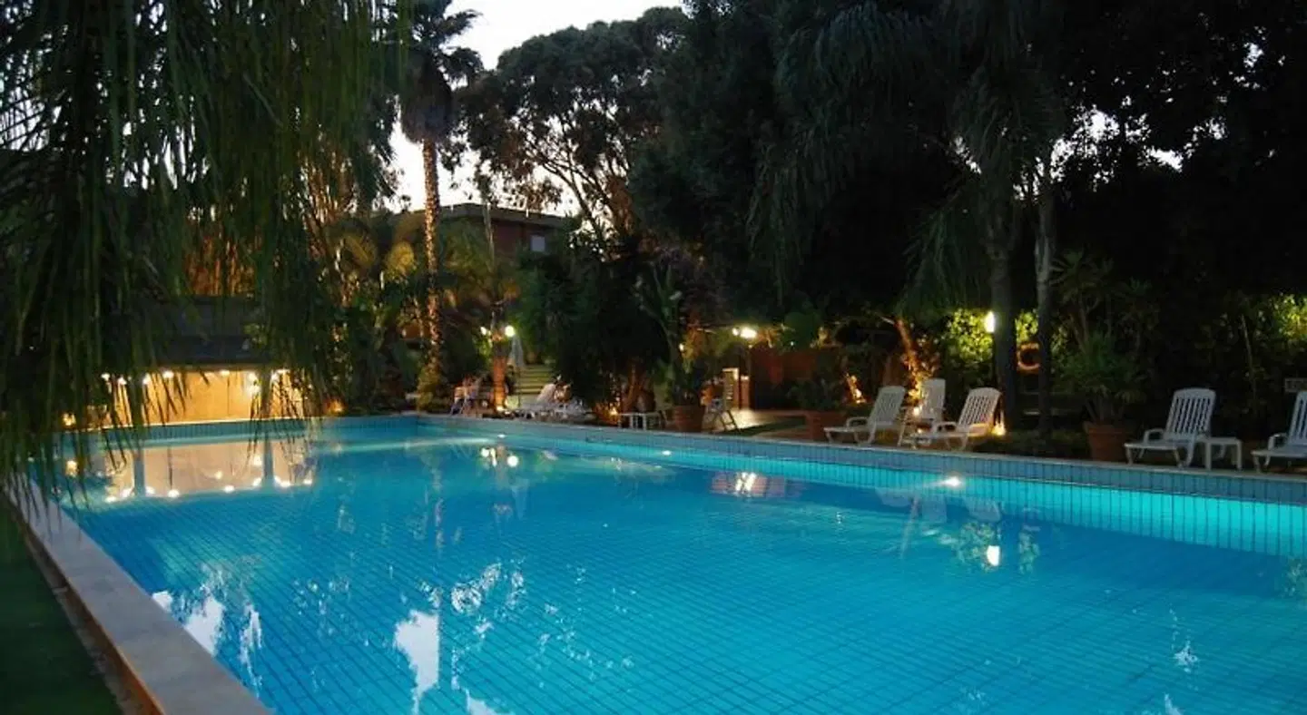 Garden Hotel OUTDOOR_POOL