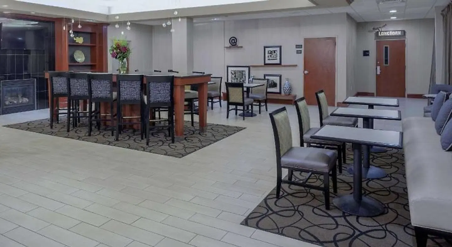 Hampton Inn Woodbridge Bar
