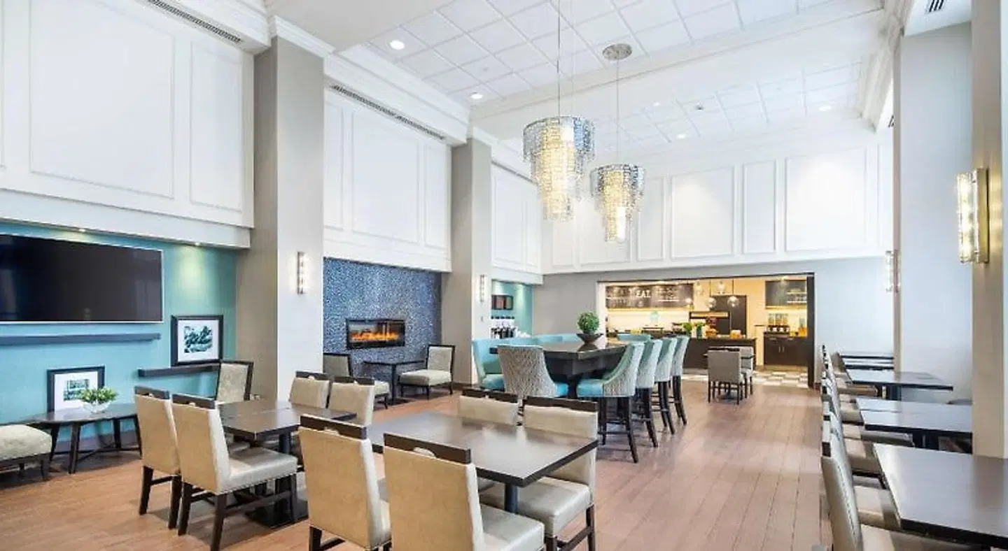 Hampton Inn & Suites by Hilton Toronto Airport Restaurant