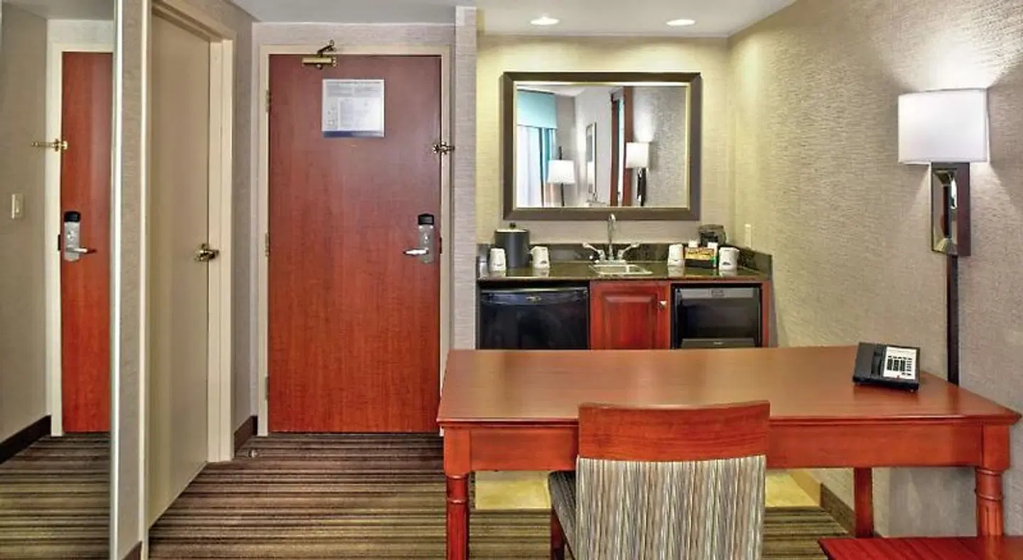 Hampton Inn & Suites by Hilton Toronto Airport Bar