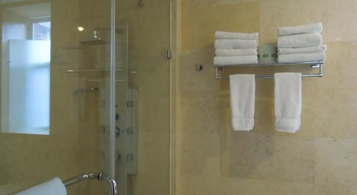 The Eldon Luxury Suites Badezimmer