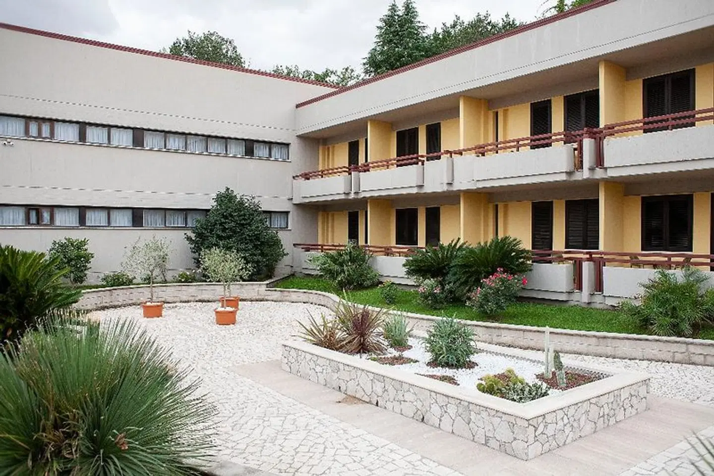 Pennile EXTERIOR