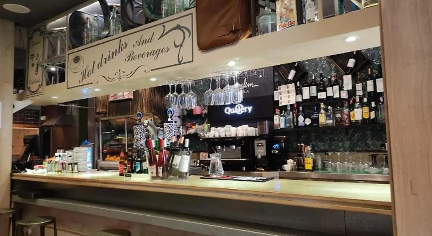 Oasis Backpackers Hostel Toledo Bar