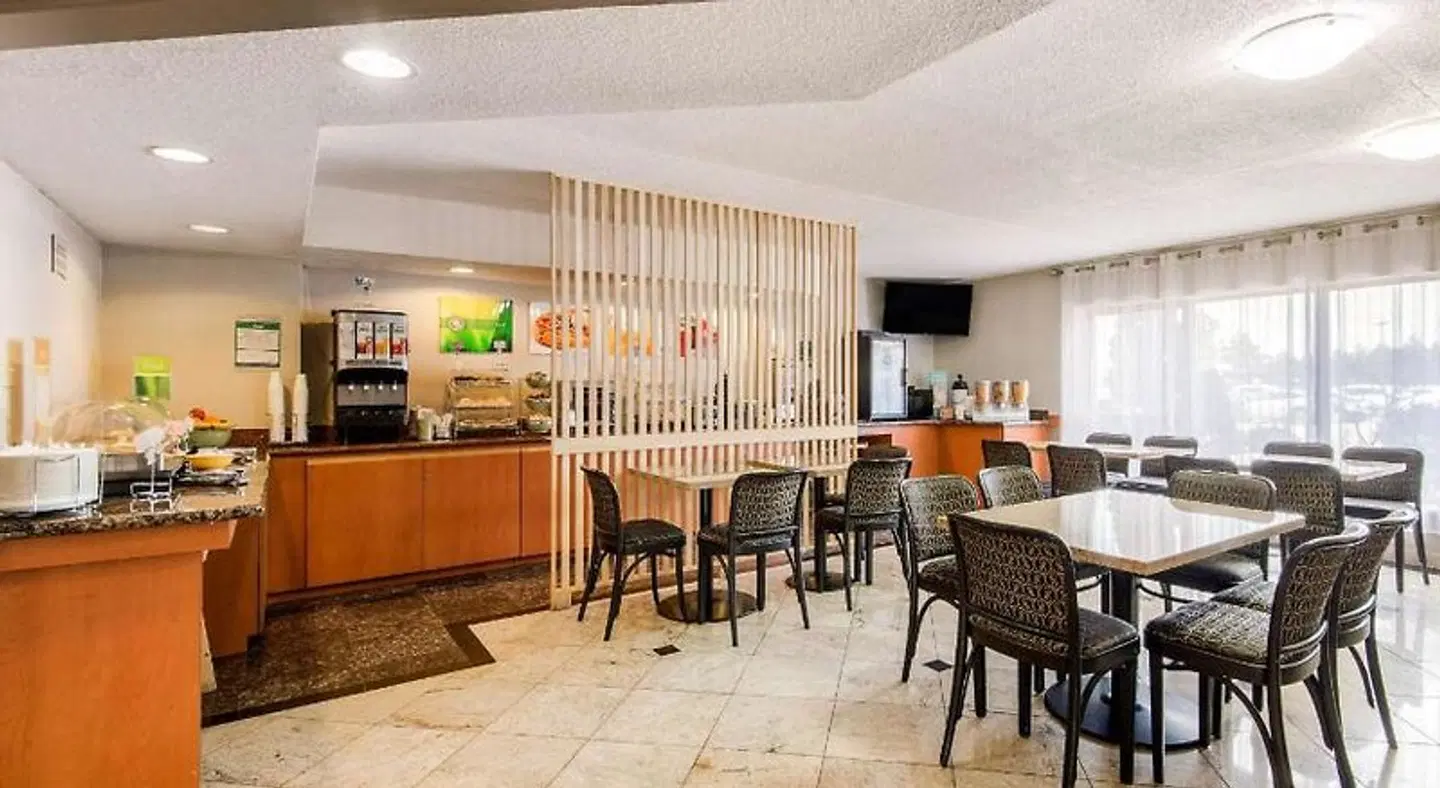 Quality Inn & Suites Mississauga Bar