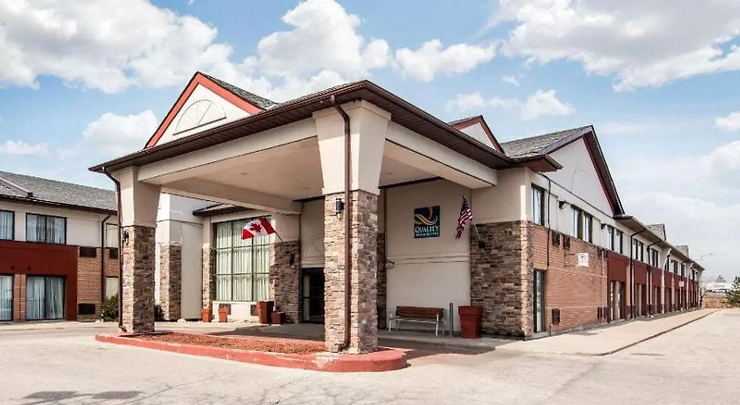 Quality Inn & Suites Mississauga EXTERIOR