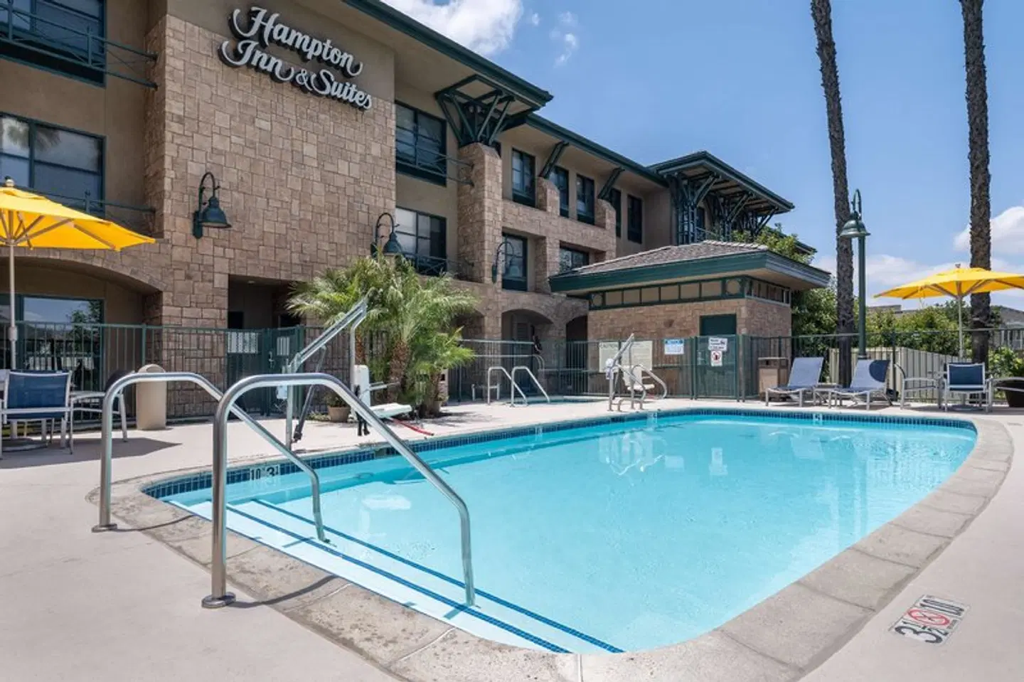 Hampton Inn & Suites Agoura Hills EXTERIOR