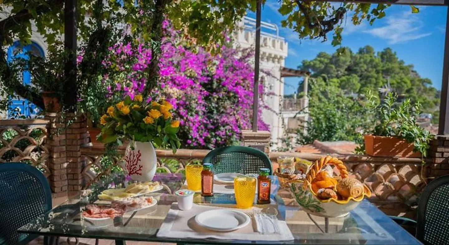 Mendolia Beach Hotel Terrasse