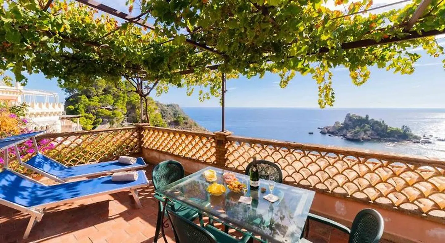 Mendolia Beach Hotel Terrasse