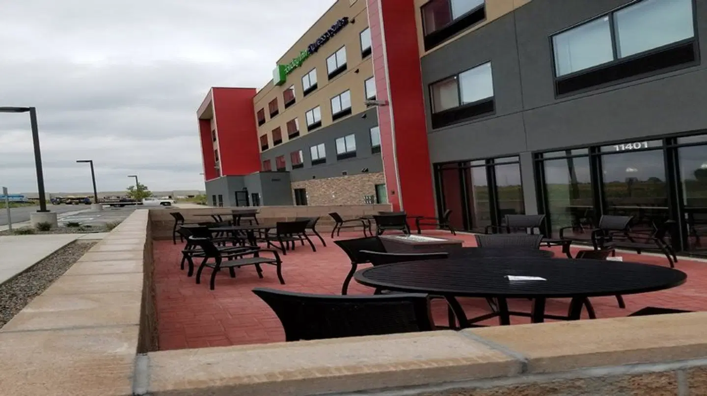 Holiday Inn Express & Suites Broomfield EXTERIOR