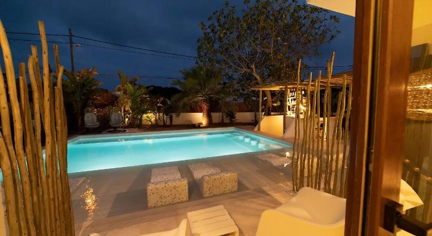 Om Hotels OUTDOOR_POOL