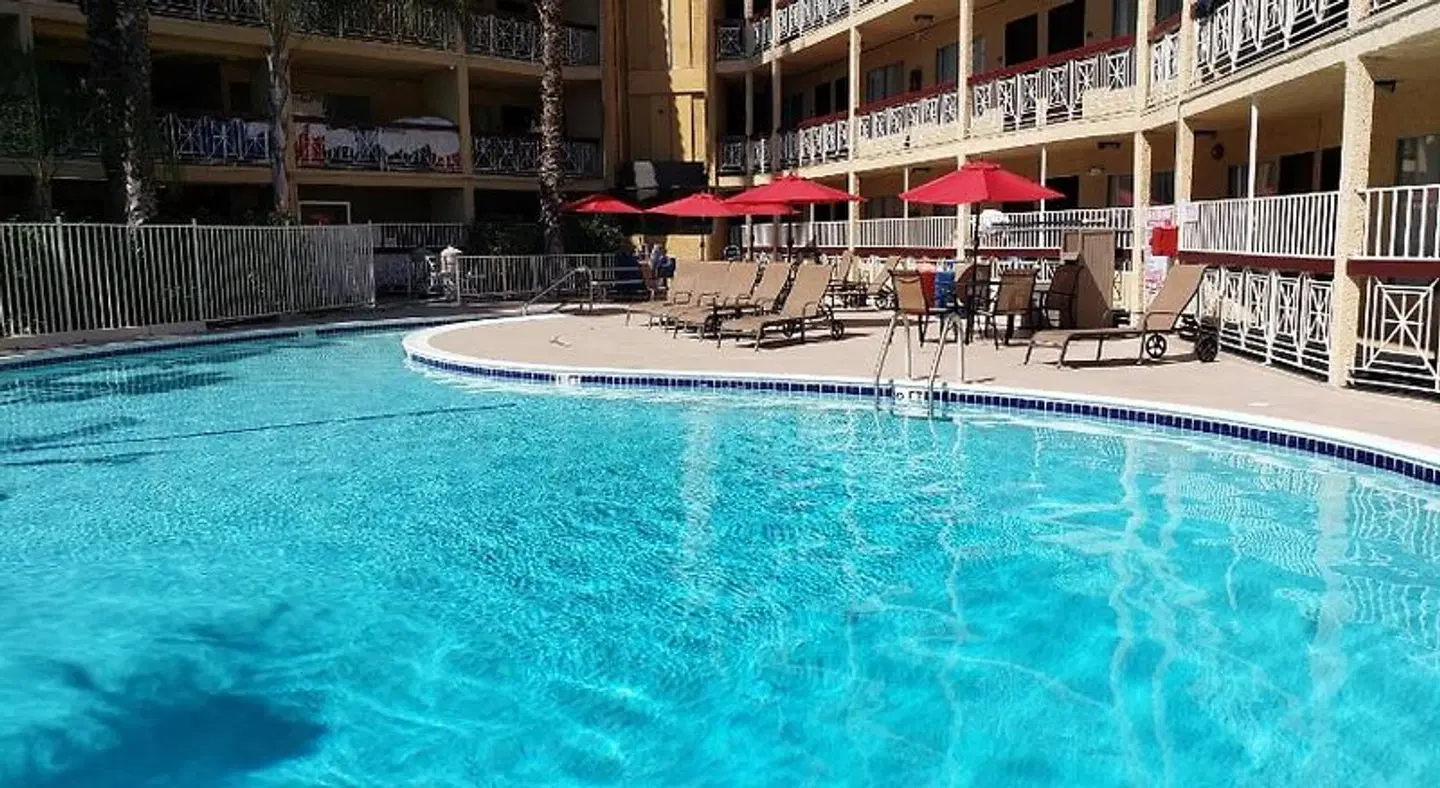 Ramada by Wyndham Burbank Airport OUTDOOR_POOL