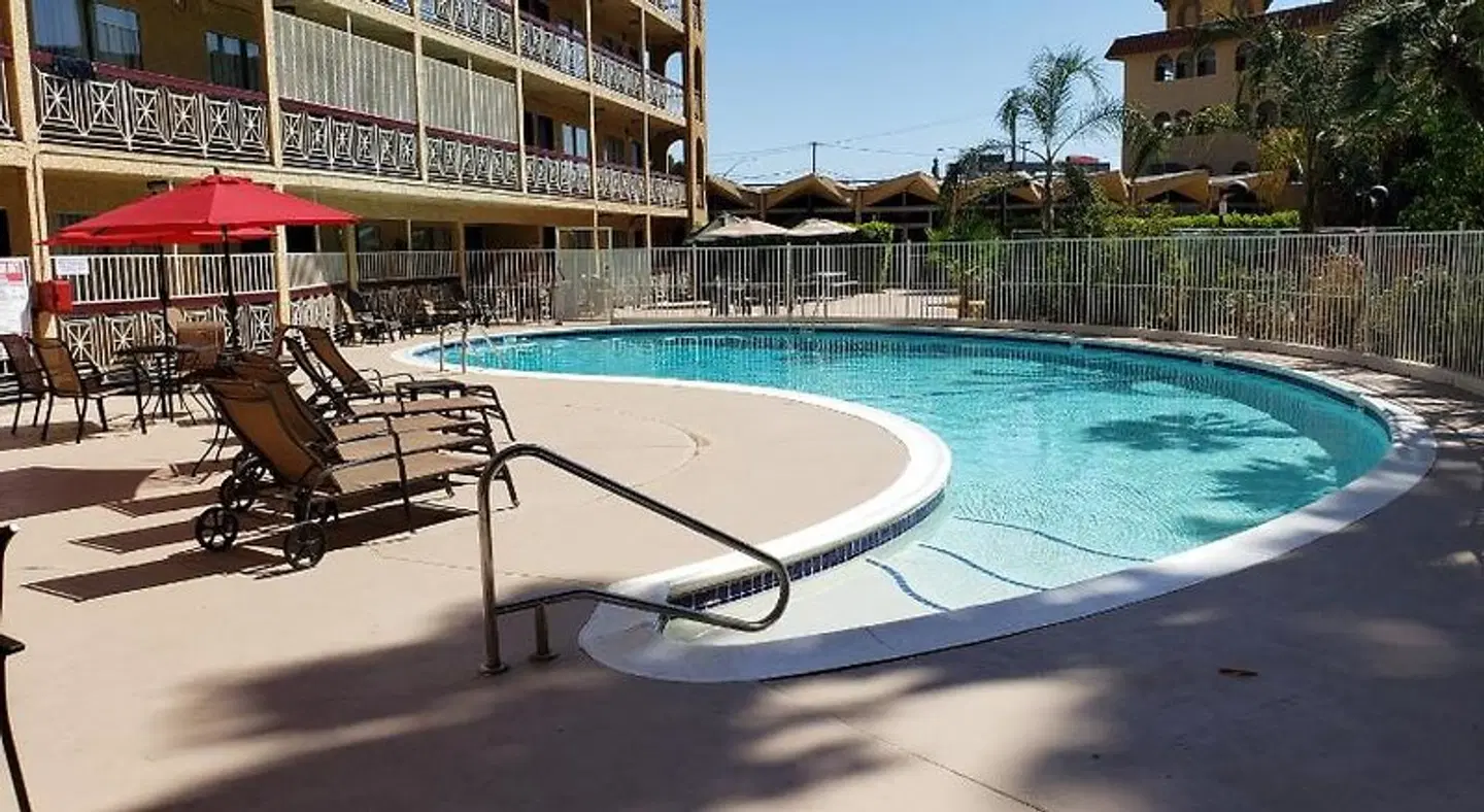 Ramada by Wyndham Burbank Airport OUTDOOR_POOL