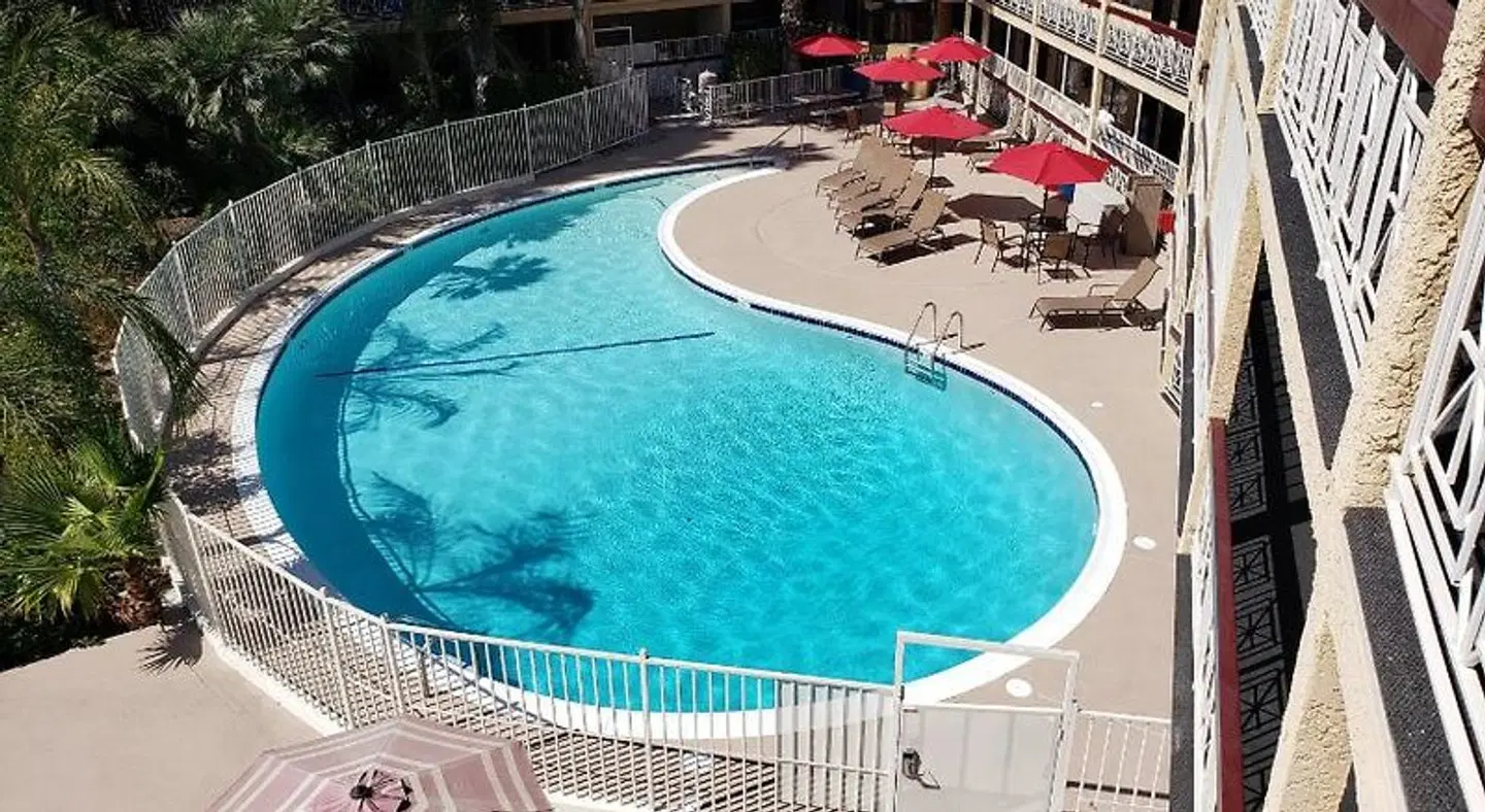 Ramada by Wyndham Burbank Airport OUTDOOR_POOL