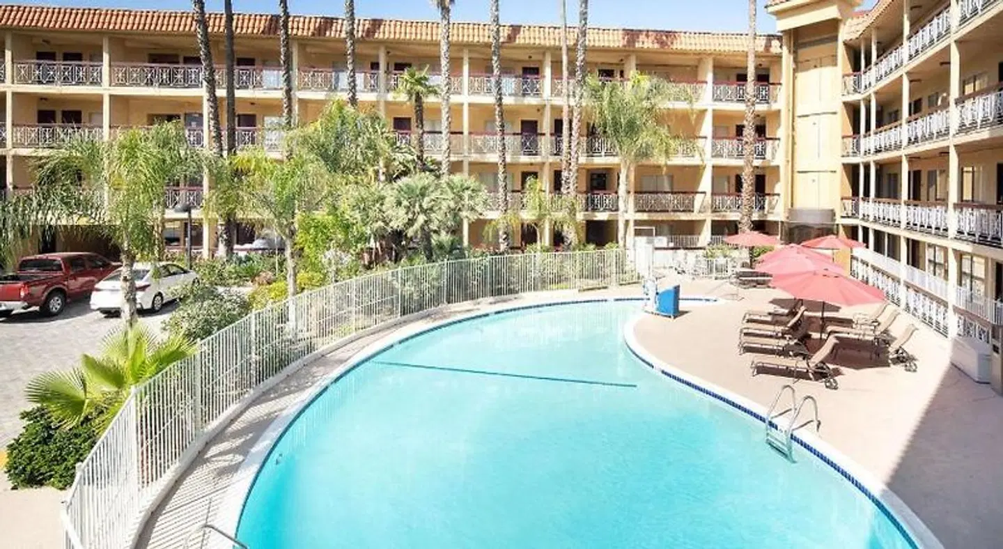 Ramada by Wyndham Burbank Airport OUTDOOR_POOL