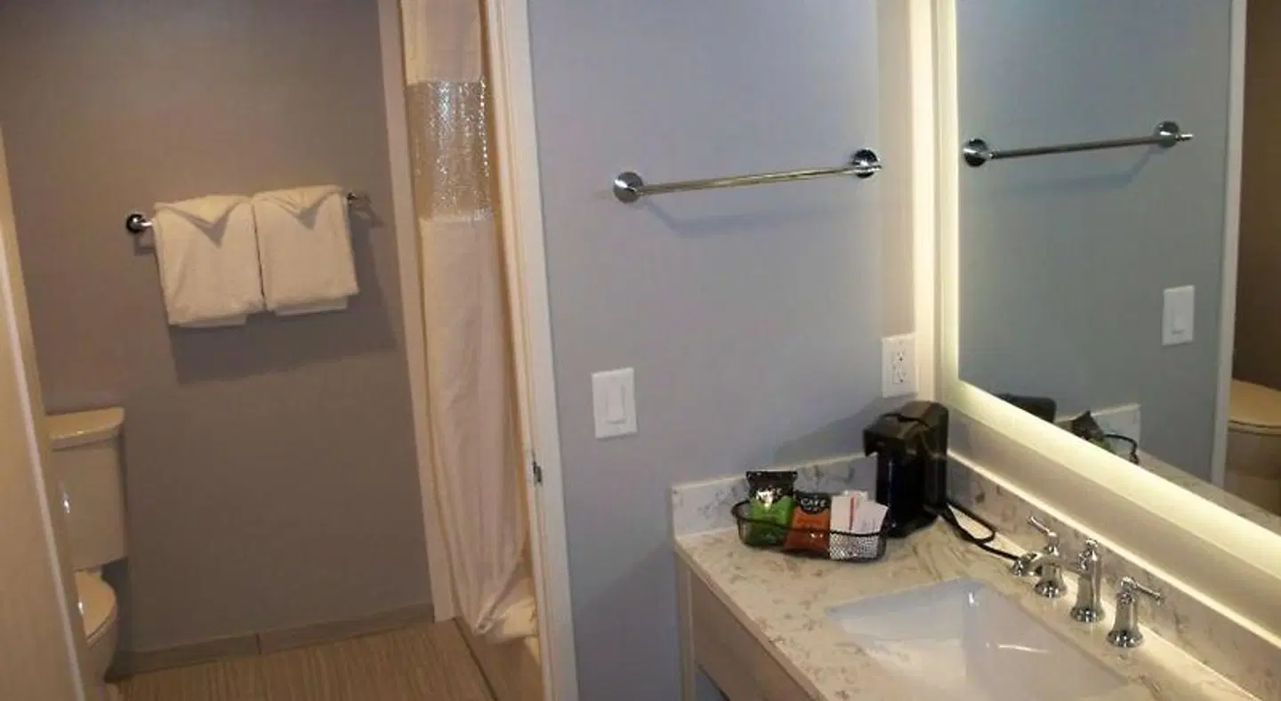 Ramada by Wyndham Burbank Airport Badezimmer