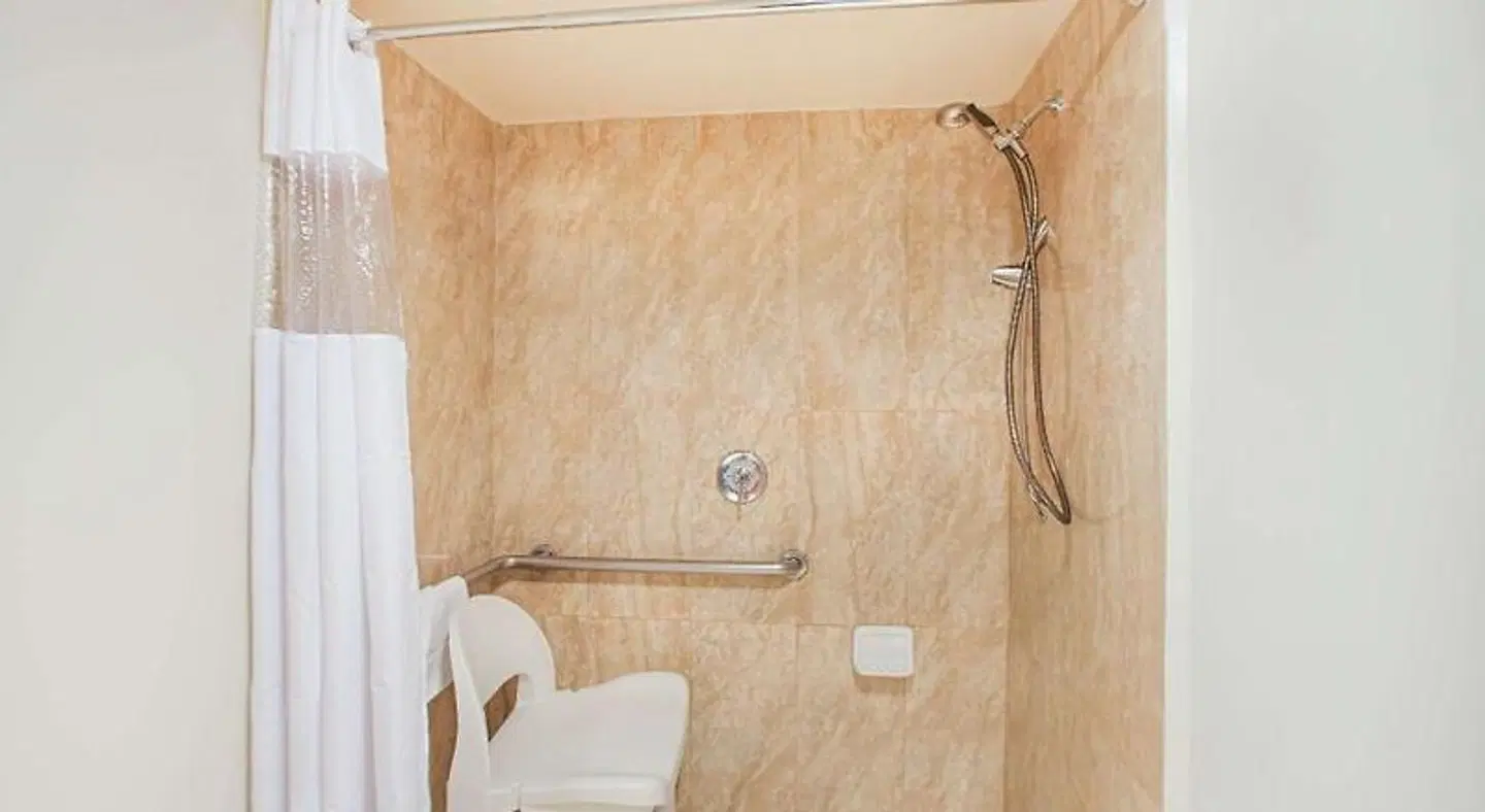 Ramada by Wyndham Burbank Airport Badezimmer