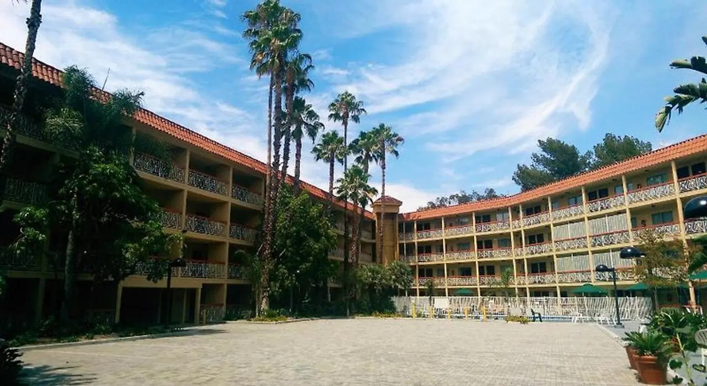 Ramada by Wyndham Burbank Airport EXTERIOR